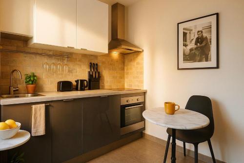 une cuisine avec une petite table et un comptoir dans l'établissement Croisette Cosy Studio, à Cannes