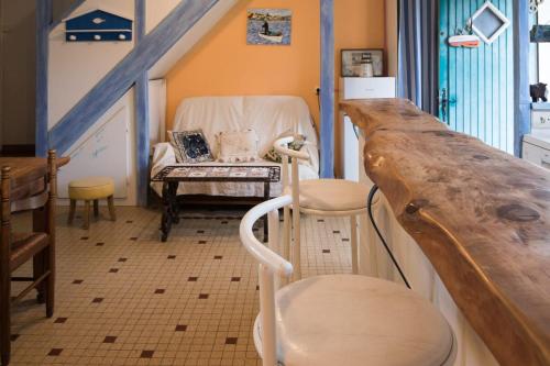 une chaise blanche dans une chambre avec escalier dans l'établissement gite du mouton pêcheur, à Penmarcʼh