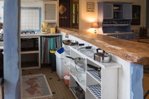 - une cuisine avec un comptoir en bois dans l'établissement gite du mouton pêcheur, à Penmarcʼh