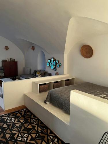 une chambre avec un lit dans une pièce blanche dans l'établissement Former Sheepfold With Natural Shared Pool In Drôme, à Puy-Saint-Martin