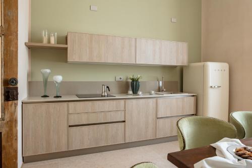 a kitchen with a sink and a refrigerator at Pavillon Suite in Peschiera del Garda
