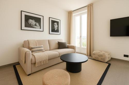 un salon avec un canapé et une table dans l'établissement Seaview Studio, Palais des Festivals, à Cannes