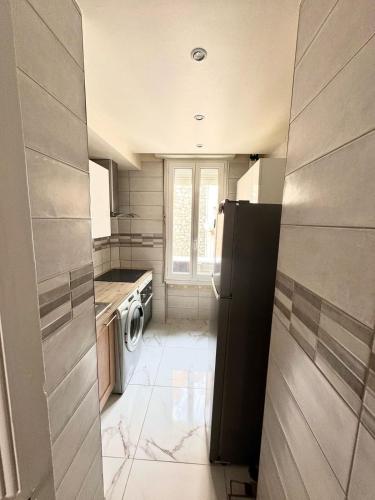 une petite cuisine avec lave-linge et sèche-linge dans l'établissement Nice Apt - City Center, Wifi, AC, 5-6 Pers, à Nice