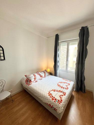une chambre avec un lit et une fenêtre dans l'établissement Nice Apt - City Center, Wifi, AC, 5-6 Pers, à Nice