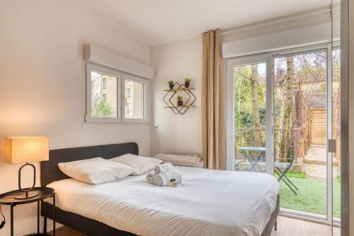 une chambre avec un lit avec un animal en peluche dessus dans l'établissement Le Petit Atelier - Climatisé extérieur - Jean Macé, à Lyon