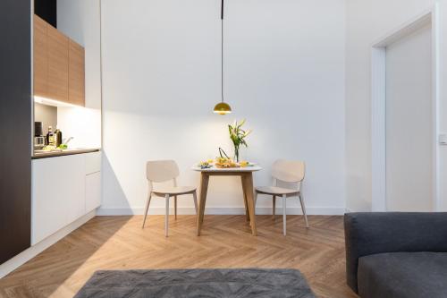 a kitchen and dining room with a table and chairs at smartments Berlin City West in Berlin