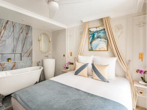 - une chambre avec un lit et une baignoire dans l'établissement Merveil - Luxury Suite - Opera - Rougemont I, à Paris