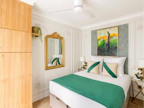 - une chambre avec un lit vert et blanc et un miroir dans l'établissement Merveil - Luxury Suite - Opera - Rougemont I, à Paris