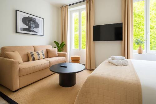 une chambre avec un lit, un canapé et une table dans l'établissement Croisette Palais des Festivals Studio, à Cannes