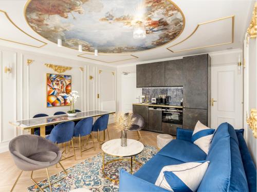 un salon avec un canapé bleu et une table dans l'établissement Merveil - Luxury Suite - Opera - Rougemont I, à Paris
