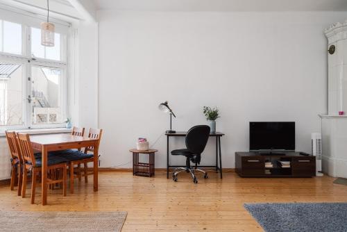 Televisyen dan/atau pusat hiburan di Vintage 1BR Apt in Kamppi with Perfect Location
