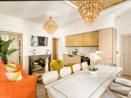 une salle à manger et un salon avec une table et des chaises dans l'établissement Merveil - Luxury Suite - Champs Elysees - Mauroy I, à Paris