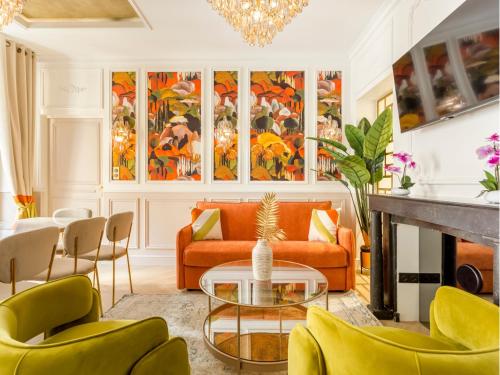 un salon avec un canapé et une table dans l'établissement Merveil - Luxury Suite - Champs Elysees - Mauroy I, à Paris