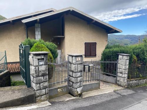 a house with a gate and a fence at Casa tra i Laghi in Ponna Superiore