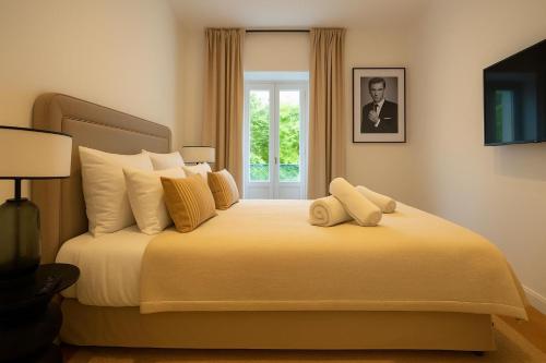 une chambre avec un grand lit blanc avec une fenêtre dans l'établissement Seaview with Terrace, à Cannes