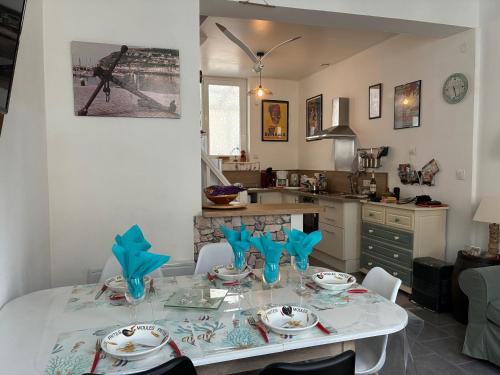 une cuisine avec une table avec des chaises et une salle à manger dans l'établissement Chez Tipoulot - maison de pêcheur à 2 pas du port, à Fécamp