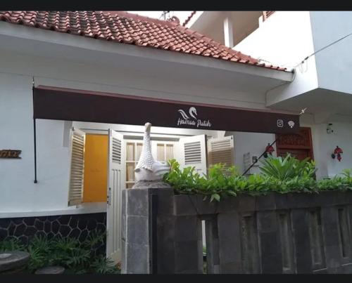 un bâtiment avec une statue d'oiseau devant dans l'établissement Comfy Room Yogyakarta BY Hamsa Putih, à Yogyakarta