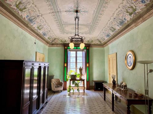 a living room with a ceiling with a chandelier at 44 - Mu Ni in Amelia