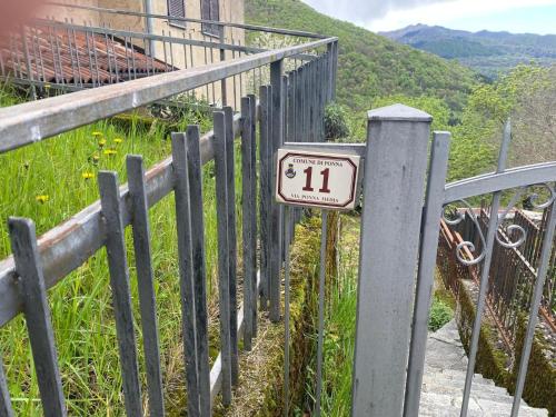a sign on the side of a fence at Casa tra i Laghi in Ponna Superiore