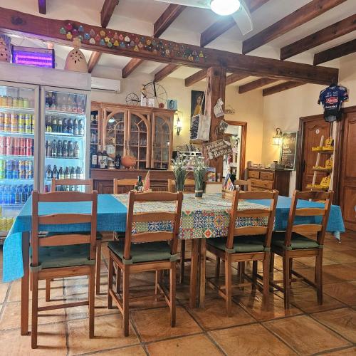 a dining room with a table and chairs at META VOLANTE in Sagra