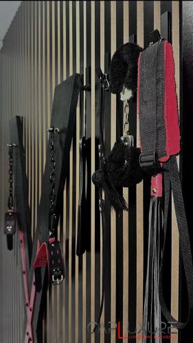 un mur avec un tas d'armessenalsenalsenalsenalsenalsenal dans l'établissement CAPLUXURE - Port nature 8 - village naturiste Cap d Agde, au Cap d'Agde