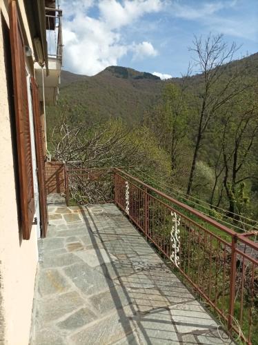 a balcony with a view of the mountains at Casa tra i Laghi in Ponna Superiore