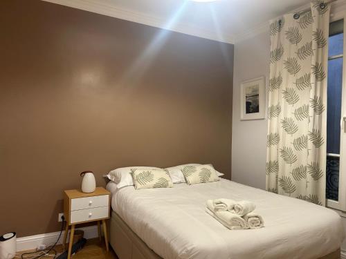 une chambre avec un lit avec des serviettes dessus dans l'établissement Au coeur du marché Poncelet et à 2 pas de l'Arc de Triomphe - appartement 6 personnes et 1 bébé, sdb, 2 WC, à Paris