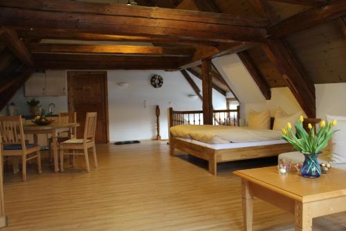 A bed or beds in a room at Gästehaus Glaubenstein