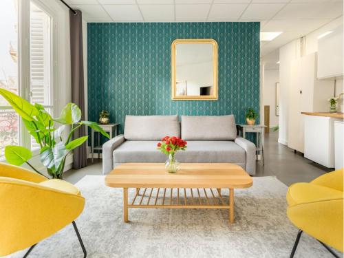 un salon avec un canapé et une table dans l'établissement Merveil - Family Suite - Marais - Turbigo I, à Paris