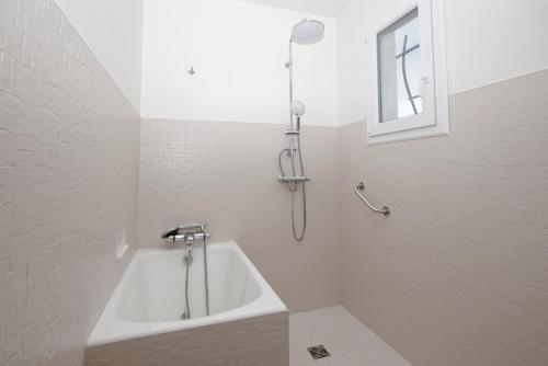 une salle de bain avec douche et baignoire dans l'établissement La Pastourelle - 10min à pied de la plage, à Saint-Cast-le-Guildo