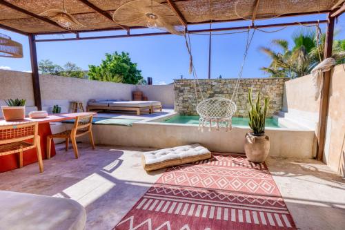 d'une terrasse avec une table, des chaises et une table. dans l'établissement VILLA Isle sur la Sorgue, à LʼIsle-sur-la-Sorgue