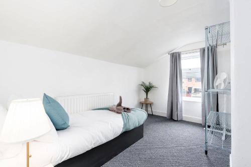 Letto o letti in una camera di Convenient 4 Bedroom Home in Central Grimsby