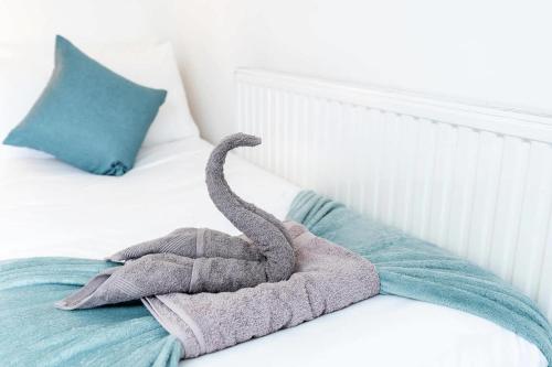 Letto o letti in una camera di Convenient 4 Bedroom Home in Central Grimsby