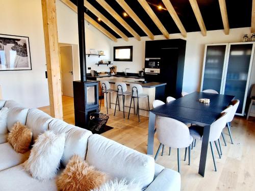 un salon avec un canapé blanc et une table dans l'établissement Chalet neuf 2024 pour 12 pers. avec jacuzzi, ski-room et parking à La Plagne - FR-1-755-15, à Aime La Plagne