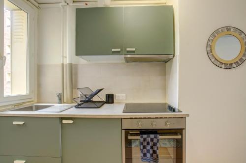 une cuisine avec un évier et un plan de travail dans l'établissement Le Soleil Levant parking facile, à Toulouse