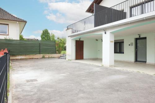 an empty parking lot in front of a house at La Palmeraie & SPA Privé - Jacuzzi Hammam Sauna in Mittelhausbergen