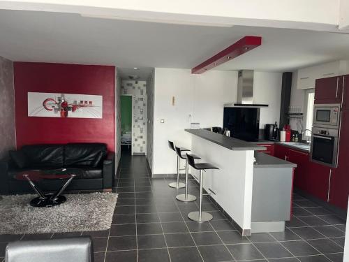 - une cuisine et un salon avec un canapé et un comptoir dans l'établissement Tout confort en première ligne, au Cap d'Agde