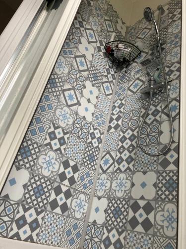 La salle de bains est pourvue de carrelage et d'une douche. dans l'établissement Terra's Room, à Rouen