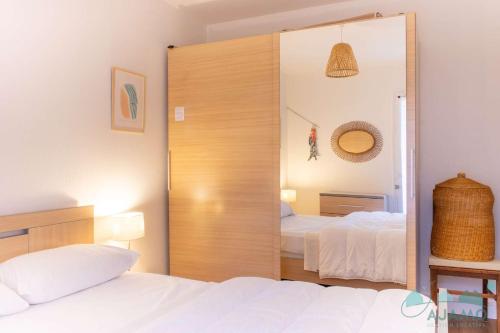 - un grand miroir dans une chambre avec 2 lits dans l'établissement 1005-Charmant appartement à Pléneuf-Val-André, à deux pas des plages !, à Pléneuf-Val-André