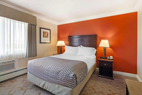 a hotel room with a bed and a window at Best Western PLUS Mirage Hotel and Resort in High Level
