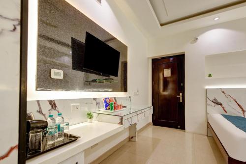 TV a/nebo společenská místnost v ubytování Hotel Krishna - By RCG Hotels, Centrally Located, New Delhi