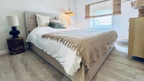 a bedroom with a large bed with white sheets at Tuscana-style house Boulay in Boulay - Moselle