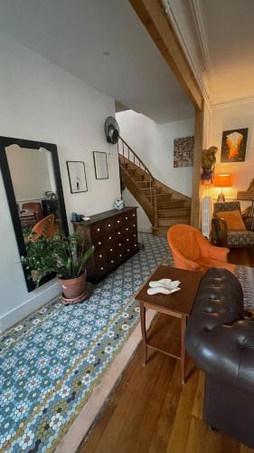 un salon avec un canapé et un miroir dans l'établissement Maison indépendante en centre ville, au Mans