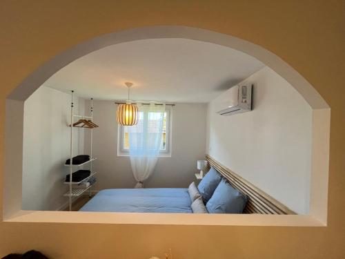 - une chambre avec un lit dans une pièce avec une arche dans l'établissement Chalet Cosy-Confort, à Les Abrets en Dauphine