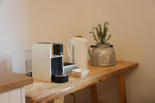 Příslušenství pro přípravu čaje a kávy v ubytování Honey Rooms Verona - camera Millefiori