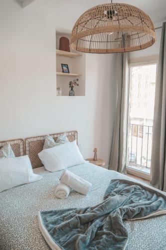 une chambre avec un lit avec une serviette dessus dans l'établissement Le nid enchanté, à Perpignan