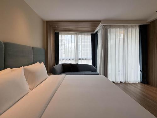 Postel nebo postele na pokoji v ubytování Laya Suites and Residences