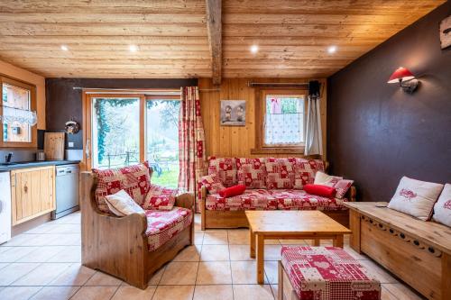 un salon avec des canapés et une table dans l'établissement La Poya, à Valloire