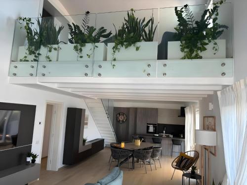 ein Esszimmer und eine Küche mit Pflanzen an der Decke in der Unterkunft Luxury terrazza in Bari