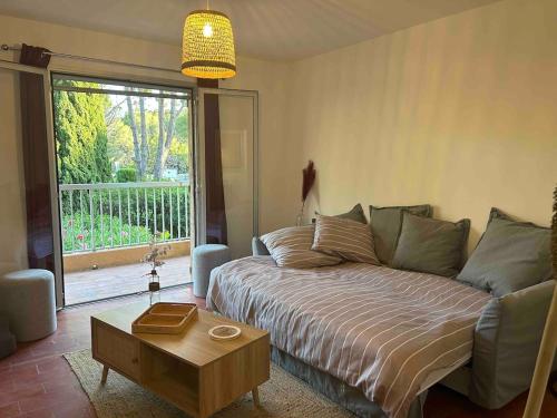 une chambre avec un lit, une table et une fenêtre dans l'établissement Appartement Saint-Raphael, à Saint-Raphaël